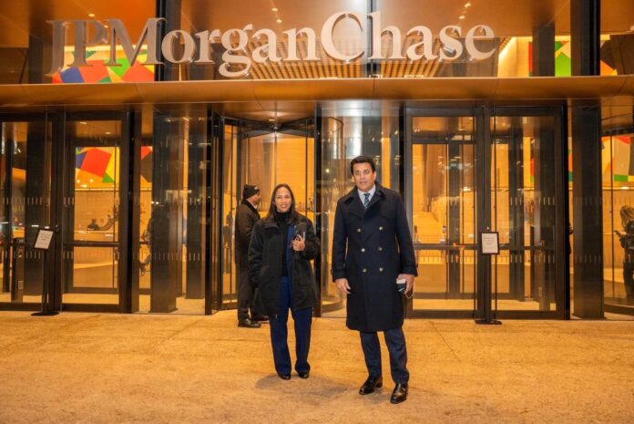 El ministro David Collado junto a la viceministra técnica de turismo, Jaqueline Mora.