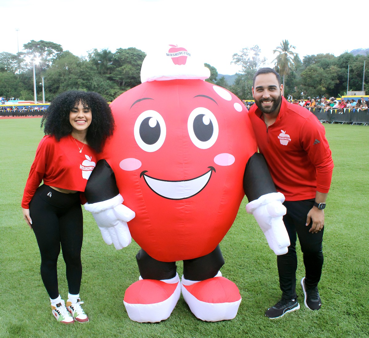 Jen Vargas y Miguel Rivera junto a Crispy de Manzanas Washington.