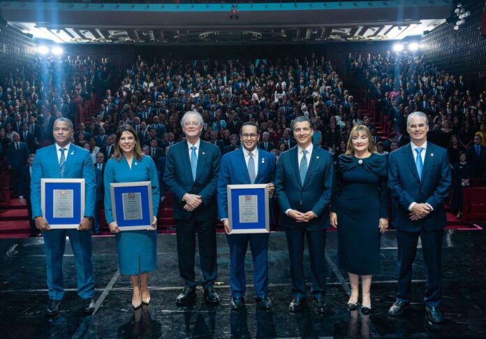 De izquierda a derecha, los señores Wilson Santana, Marisol Muñoz, Manuel A. Grullón, Sebastián Pichardo, Christopher Paniagua, Antonia Antón de Hernández y René Grullón.