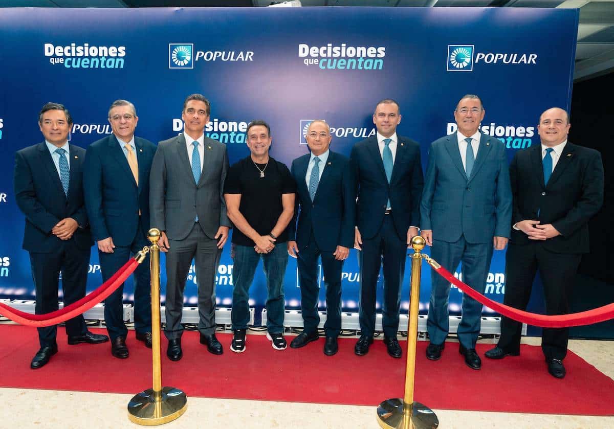 De izquierda a derecha, los señores Sergio Solari, Miguel A. Rodríguez T., Francisco Ramírez, Archie López, Juan Lehoux, Eugene A. Rault Grullón, Juan Manuel Martín de Oliva y Daniel Garay.