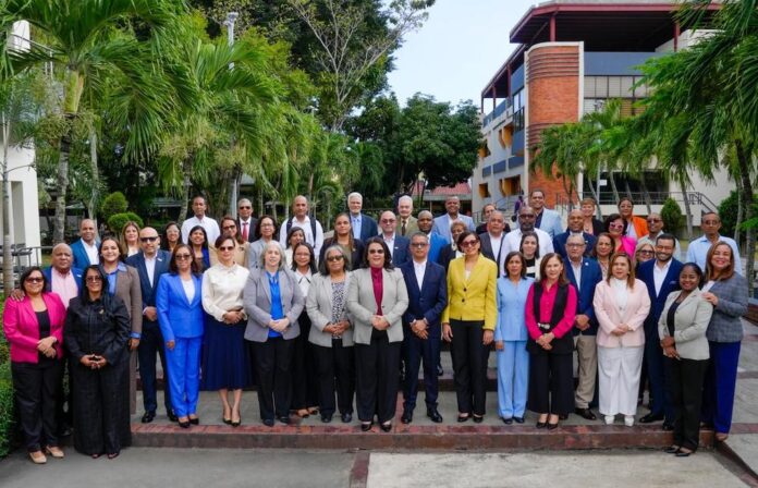 Directores nacionales y regionales del INFOTEP reunidos junto a la directora general Maira Morla Pineda en la Dirección Regional Metropolitana.