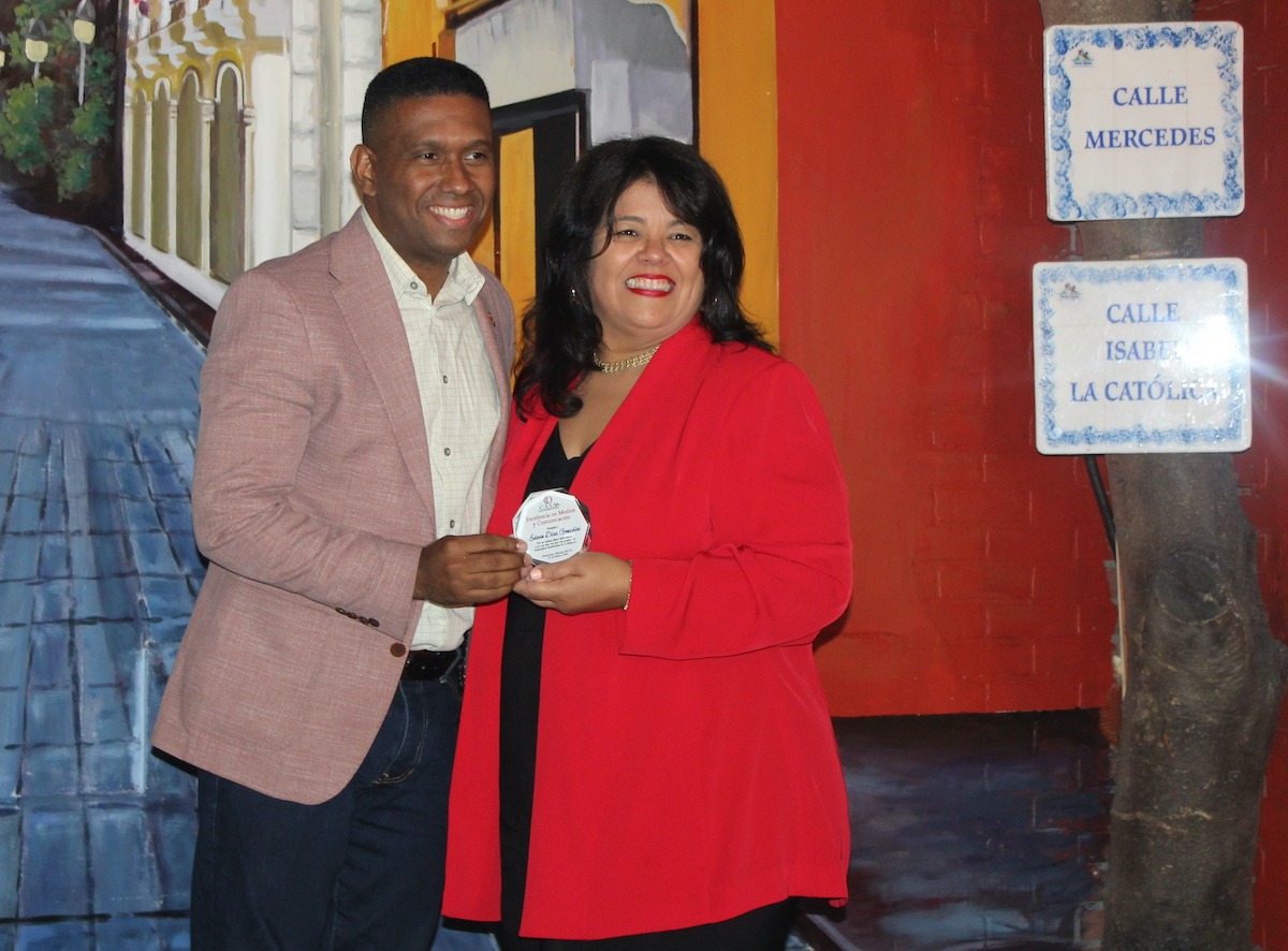 El renglón de comunicación y medios fue otorgado a Edwin Díaz González, reportero de Univisión.