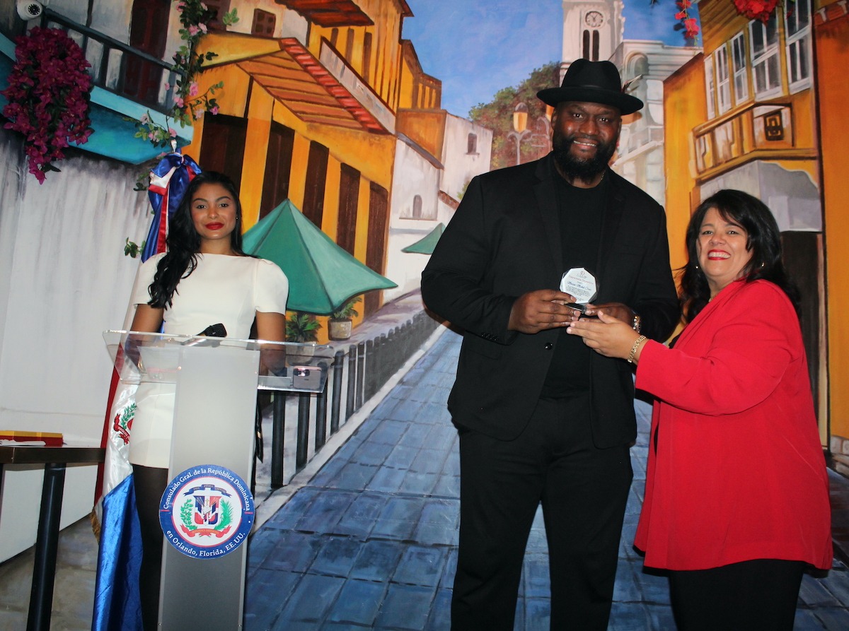 Baloncetista Moisés Michel Cruz, reconocido en el área deportiva.