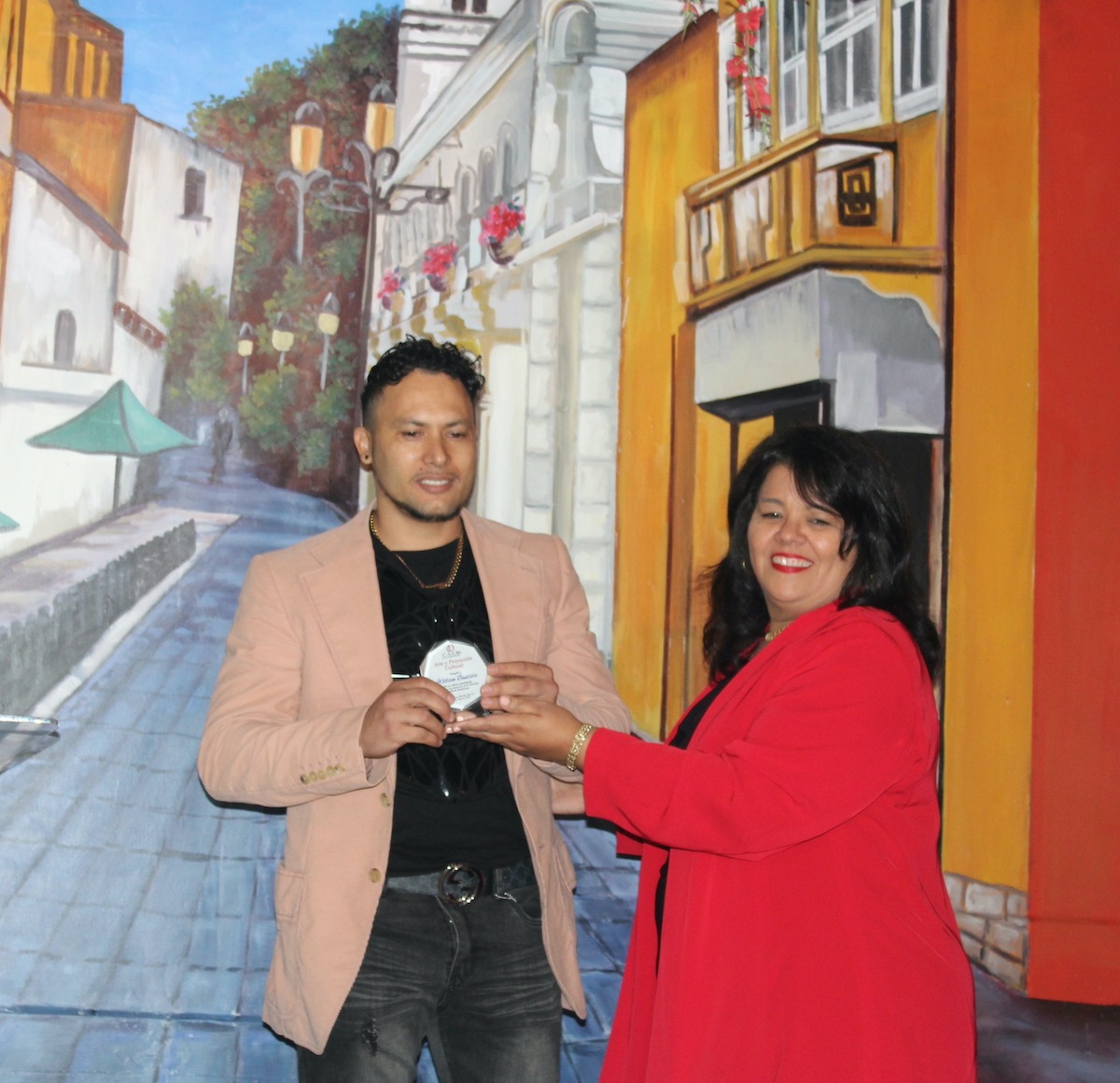 Entrega de un reconocimiento a William Bautista, autor de murales, escenografías y proyectos audiovisuales.