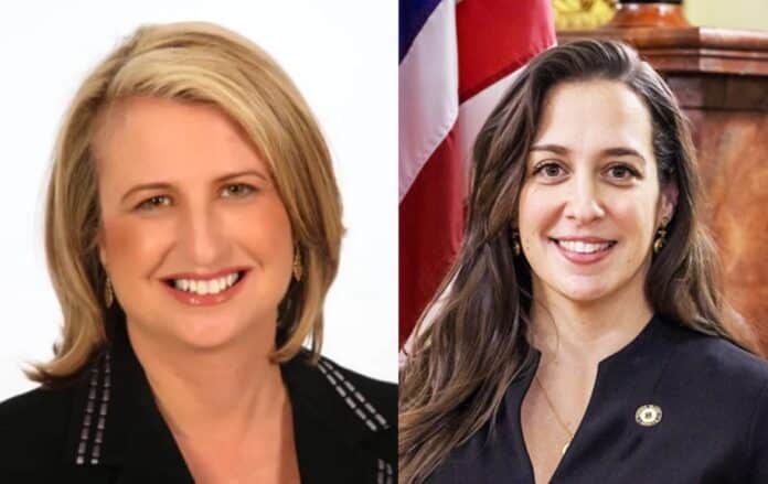 Laurie White y la senadora Jessica De la Cruz.