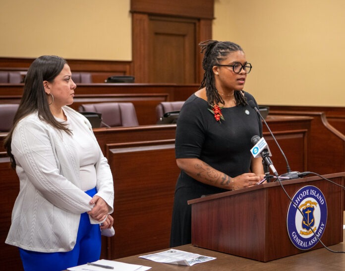 La senadora Tiara T. Mack y la representante Karen Alzate durante la conferencia de prensa en la Casa Estatal.