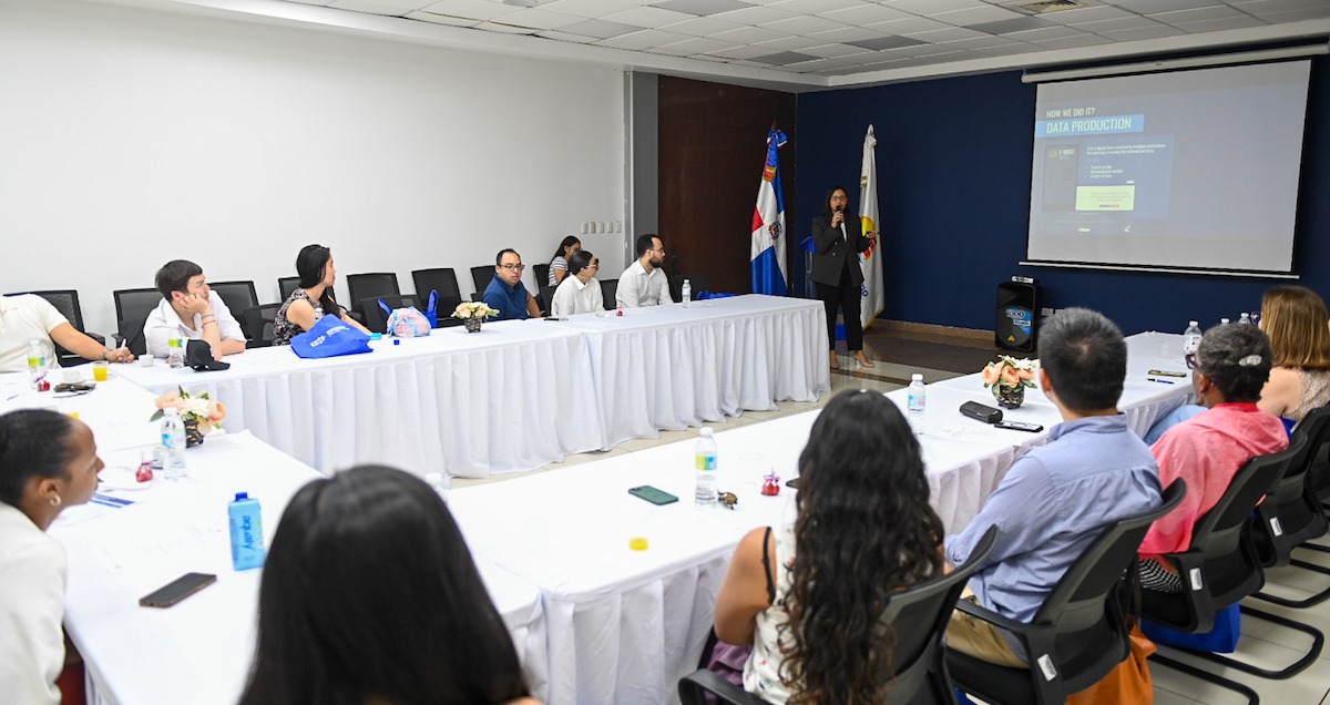 los participantes asistieron a la conferencia “Data Intelligence in the Tourism Sector”, impartida por Liliana Cruz, directora de Inteligencia del MITUR.