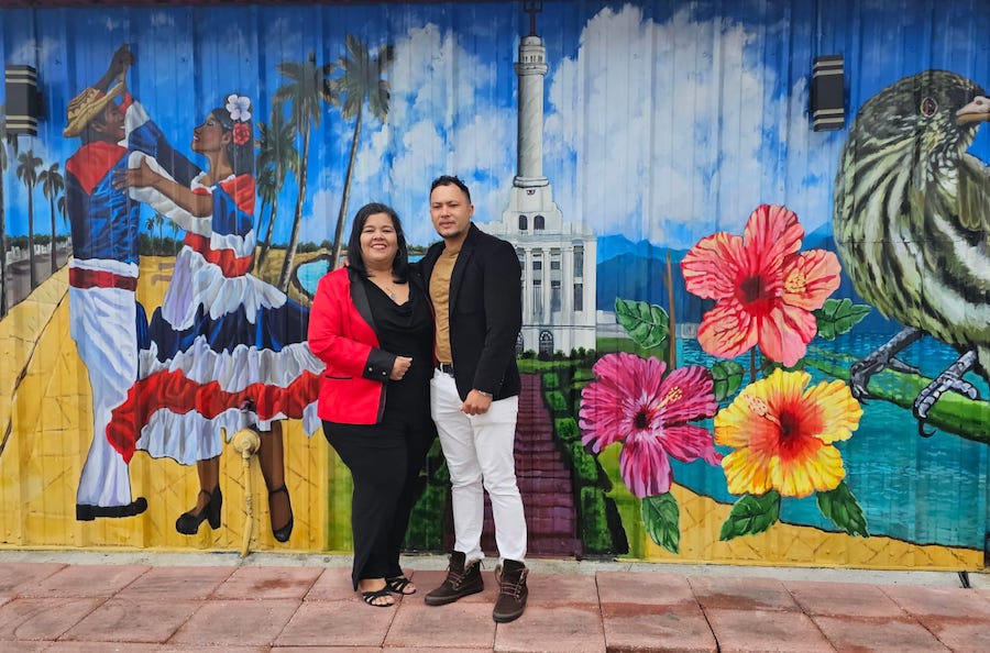La presidenta de la Casa de la Dominicanidad, Ingrid Zapata Ravelo junto al pintor William Bautista.