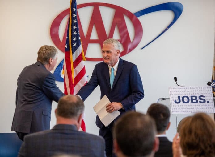 El gobernador Dan McKee junto al director ejecutivo de AAA Northeast, John Galvin, durante el evento de apertura del nuevo espacio MCIC en Lincoln.