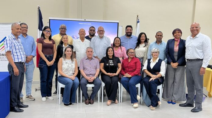 Directivos y miembros de Adompretur que participaron en Repensar Adompretur filial “La Romana-Bayahíbe” junto a Ana García-Sotoca y Andrés Fernández.