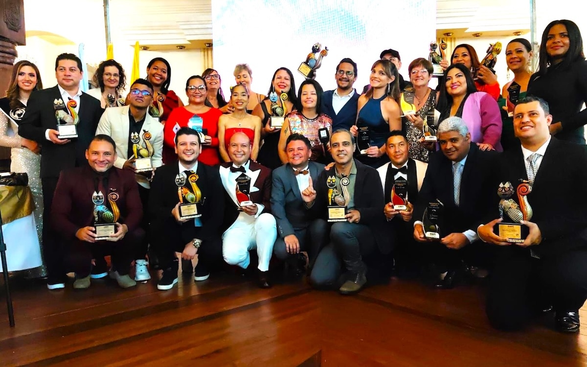 Ganadores y periodistas invitados al Pasaporte Abierto 2024, celebrado en Buga, Colombia.