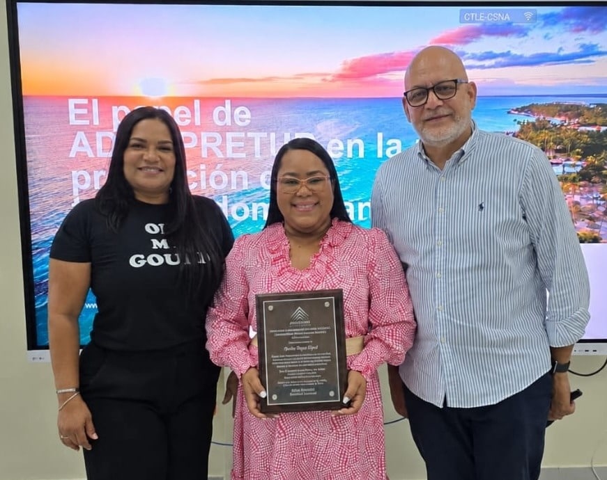 Sarah Hernández y Julián Mercedes entregan reconocimiento a Paula Reyes, vicesecretaria general de la filial La Romana-Bayahíbe.