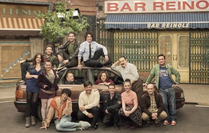 El director y parte del elenco de 