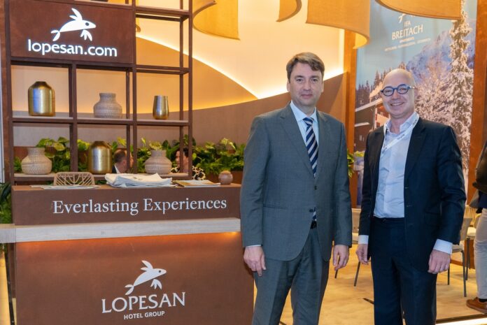 El director comercial de Lopesan Hotel Group, Juan Santana, junto al CEO de Thynk.cloud, Pascal Petit, durante el encuentro en Berlín en el marco de la ITB_2.