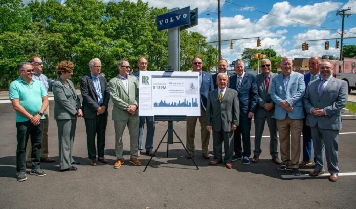 El programa de discursos incluyó a los alcaldes de Pawtucket, East Providence, North Providence y Woonsocket, así como al director interino del Departamento de Transporte de Rhode Island, Robert Rocchio.