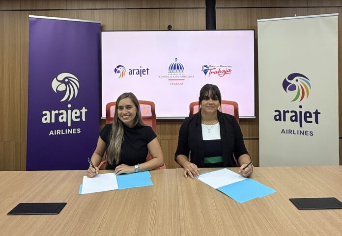 Ivanna Lajara, vicepresidenta de Cultura y Recursos Humanos de Arajet, y Milly Peralta, directora del Servicio Nacional de Empleo.