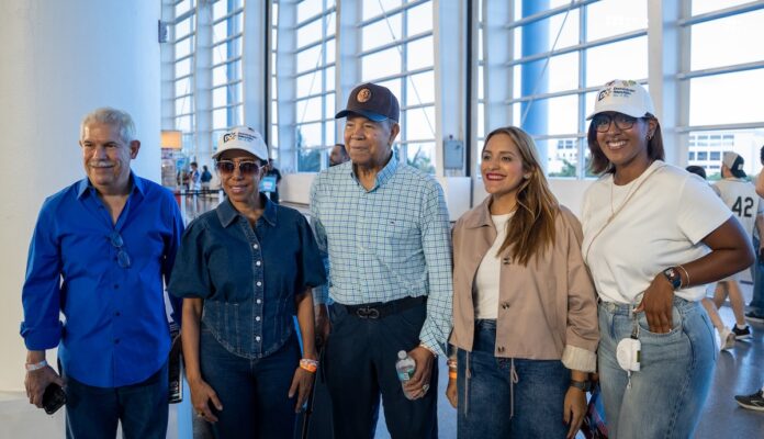 La segunda activación desarrollada por Arajet y MITUR junto a la organización de los Miami Marlins contó con la participación de Juan Marichal.
