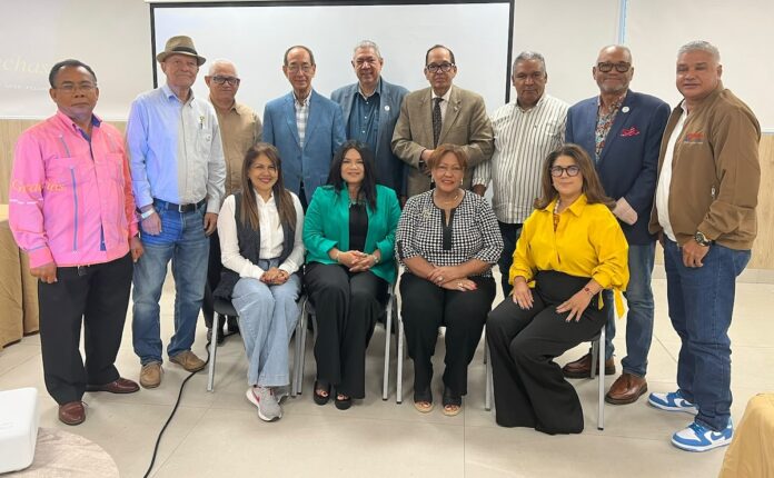 Sarah Hernández, presidenta de Adompretur junto a los miembros de la filial Adompretur Santiago.