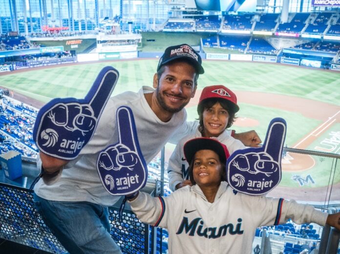 César Alcántara junto a sus dos hijos en el partido entre los Miami Marlins y los San Diego Padres.