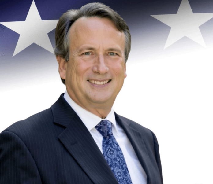 El abogado y exfiscal estatal Vincent Michael Arias.