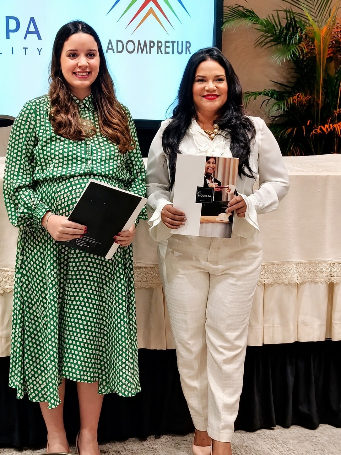 Jessica Aja y Sarah Hernández tras la firma del convenio Hodelpa-Adompretur.
