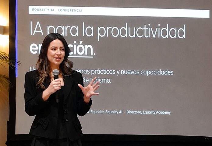 La expositora María del Mar García disertó sobre la inteligencia artificial aplicada al periodismo.
