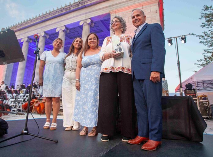 Marisa Portillo, Zaida Humphrey, Yolanda Macias y Rebekah Gomez de Conexión Latina recibe el Premio de Liderazgo Comunitario 2026 de la Rhode Island Foundation de manos del presidente de la fundación, David N. Cicilline.
