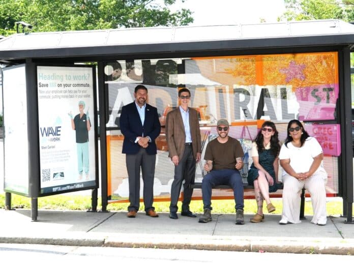 Christopher Durand, RIPTA CEO; Brett P. Smiley, alcalde de Providence; el pintor Gregory Pennisten; Rebecca Noon, Deputy Director de Art, Culture and Tourism de la Ciudad de Providence, y la concejal Shelley Peterson.