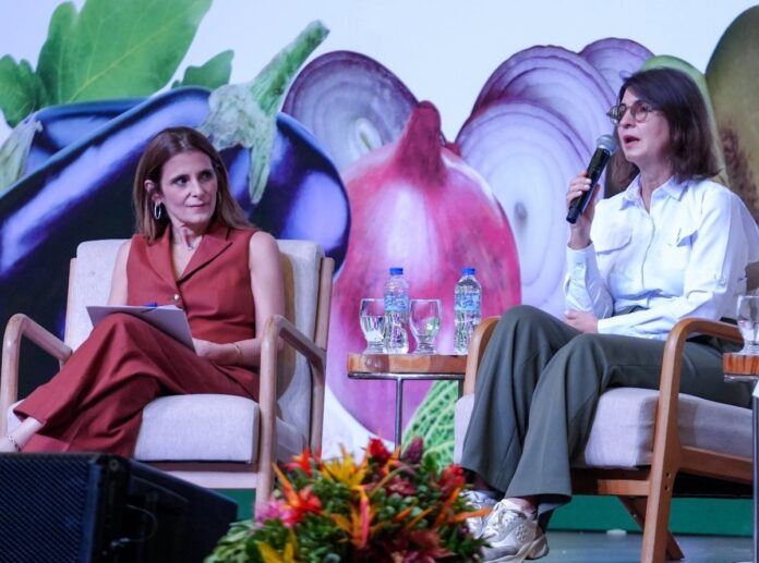 Las empresarias Ligia Bonetti y Mercedes Ramos durante un panel celebrado en el marco del XXVIII Congreso de la Junta Agroempresarial Dominicana (JAD).