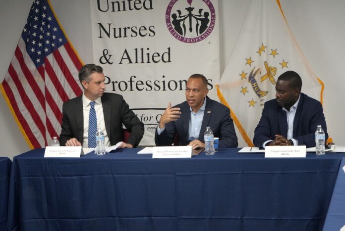 El líder demócrata de la Cámara de Representantes de Estados Unidos, Hakeem Jeffries (NY-08), se reunió el domingo con los congresistas Seth Magaziner (RI-02) y Gabe Amo (RI-01) en Rhode Island.