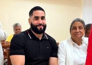 El acusado junto a su madre.