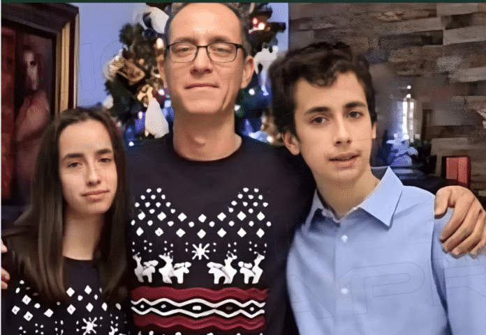 Carlo, Melanie y su padre en foto de archivo.