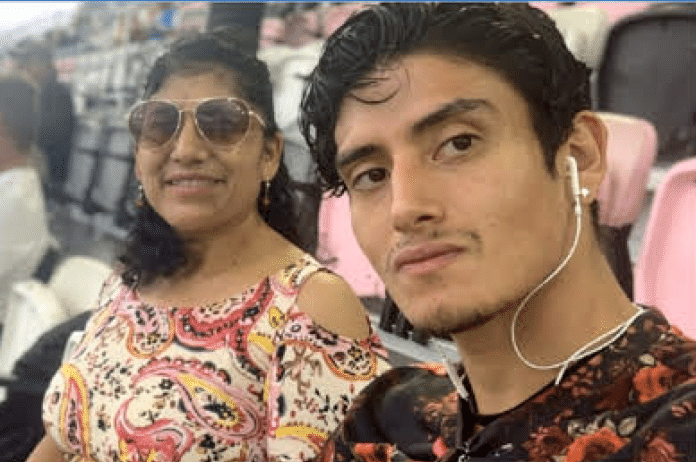 En foto de archivo, Manuel Farfán Cabello junto a su madre Ylda Lucía Cabello Ynocente.